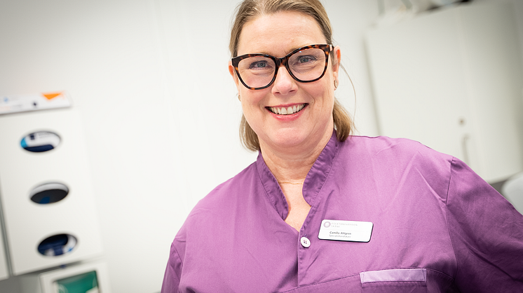 Camilla Ahlgren, specialisttandläkare inom oral protetik, undersöker munhälsan hos fibromyalgipatienter.