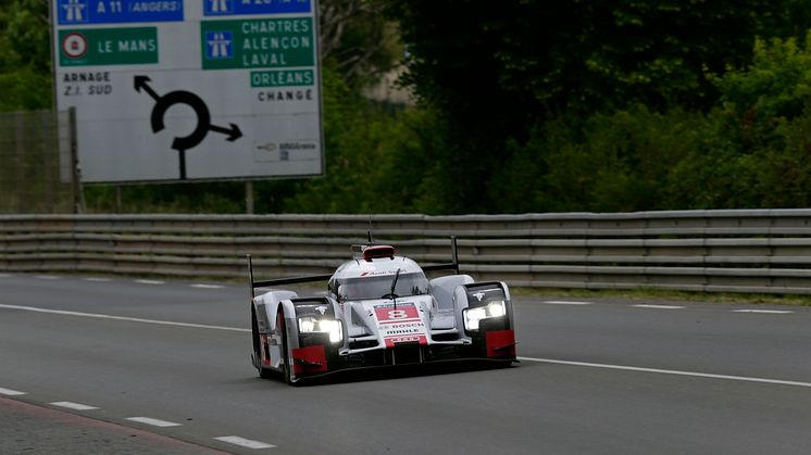 Audi R18 e-tron quattro #8 (Audi Sport Team Joest), Lucas di Grassi, Loïc Duval, Oliver Jarvis (pit)