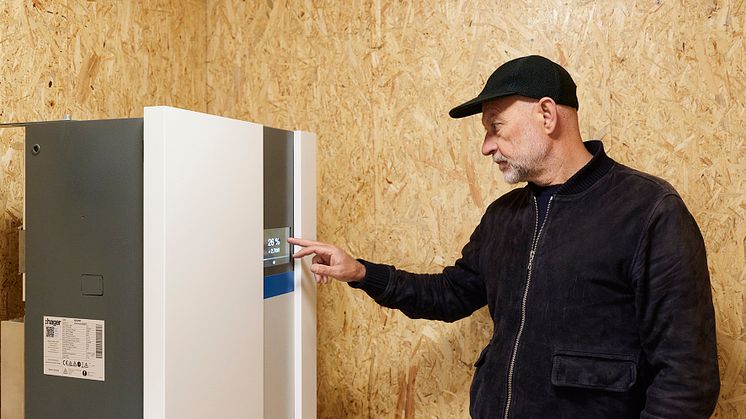 Haus AZ_Sascha Arnold speichert PV-Energie mit dem Energiespeicher flow von Hager-15cm.jpg
