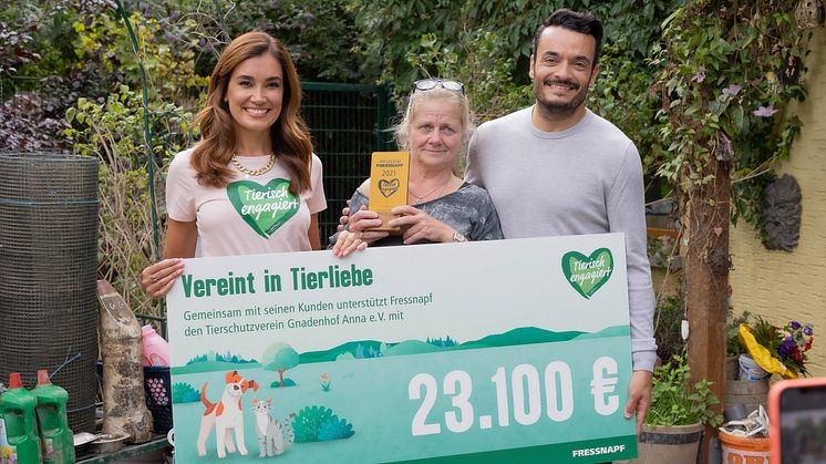 Spendenübergabe: Jana Ina und Giovanni Zarella übergeben dem Gnadenhof Anna den Spendencheck Foto: Fressnapf/Yvonne Ploenes