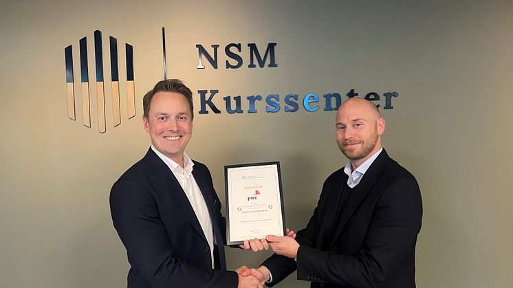 Godkjent for å beskytte mot hackere: Jan Henrik Schou Straumsheim, cyberpartner i PwC (f.v.) mottar diplom fra avdelingsdirektør Martin Albert-Hoff ved Nasjonalt cybersikkerhetssenter (NCSC) i NSM.