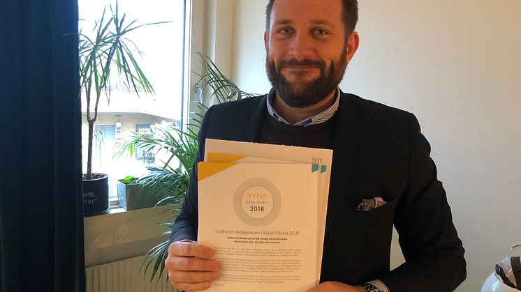 Magnus Isberg. Näringslivsutvecklare, håller diplom för Syna Bästa tillväxt 2018.