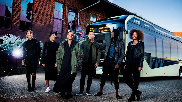 Älvstranden Utveckling uppmärksammar elbusslinje genom överraskningskonsert med Seinabo Sey