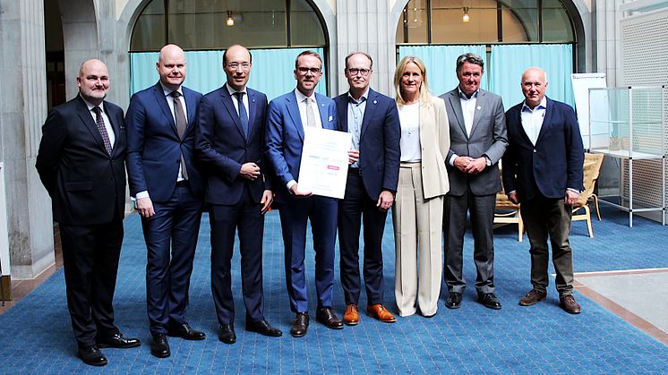 Norwegians CEO Geir Karlsen tillsammans med infrastrukturminister Andreas Carlsson och CEOs för de största aktöterna i flygbranschen