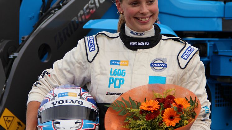 Karin Olsson med blommor efter rekordracet med L60G PCP.