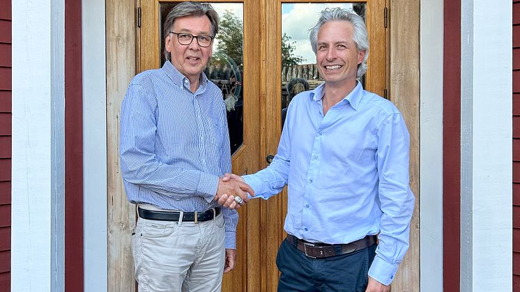 Tommy Swanson och David Karlsson utanför Swanson's kontor i Osby.jpg