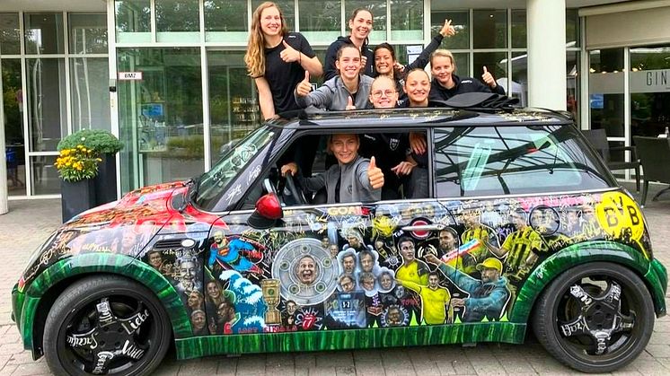 Auf seinem Weg nach Liverpool hält das das Kloppocar immer wieder, um Vereine zu unterstützen.