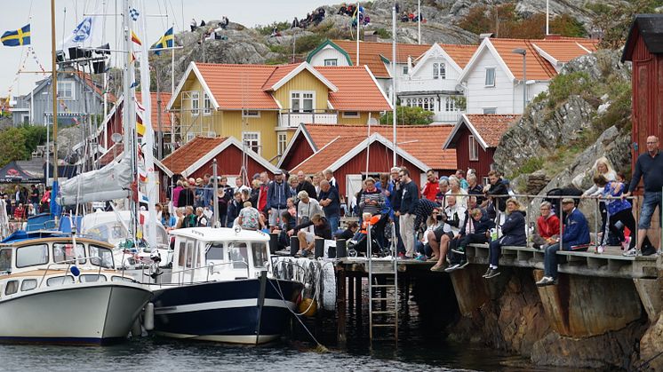 Seglarna möts av en fantastisk publik i Kyrkesund.