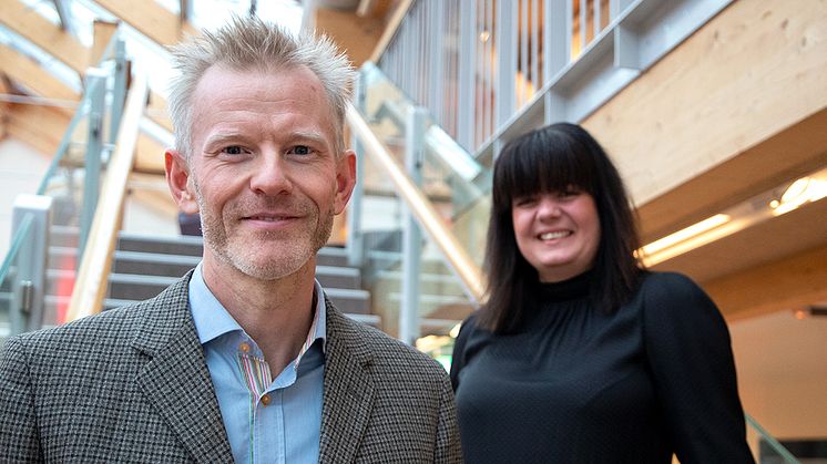 Magnus Viström, innovationschef på SCA och Regina Duymaz, inkubatorchef på BizMaker.