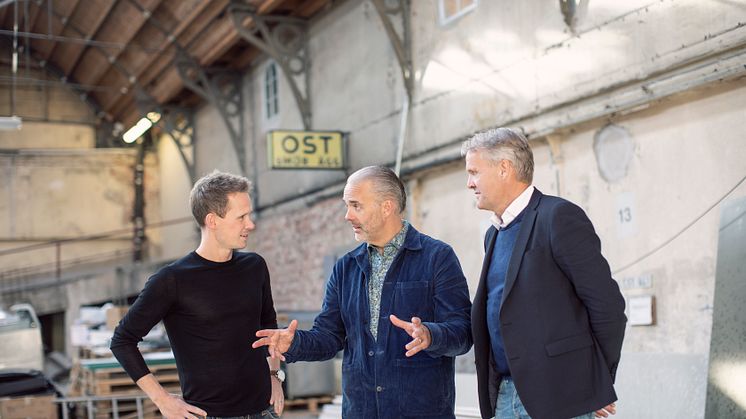 Artilleristallarna i Göteborg förvandlas från garage till kulinariskt mecka, från vänster i bild Anders Forsling från Wallenstam tillsammans med Stefan Karlsson och Bengt Linde från Götaplatsgruppen. Foto: Caroline Freiholtz.