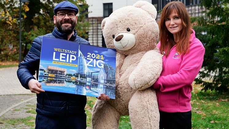 Axel Büchler präsentiert stolz seinen "Welt Stadt Leipzig"-Kalender vor dem Kinderhospiz Bärenherz