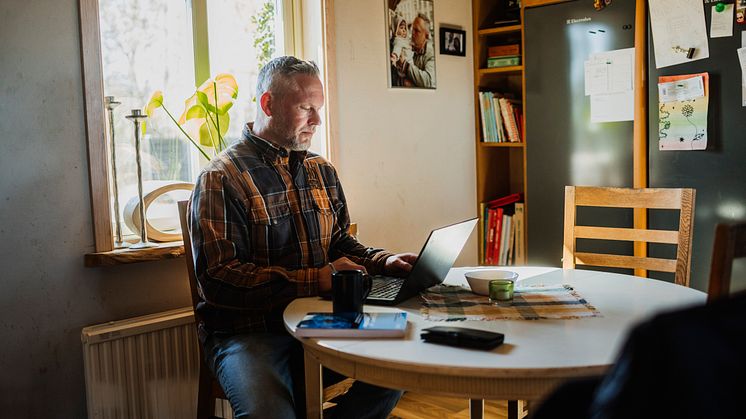 Niklas Persson från Ängelholm valde att byta säljjobbet mot logistik-plugg. Som 50-åring tar han examen och ska ut på en osäker arbetsmarknad. För att öka sina chanser tar han nu över Blockets startsida för att nå arbetsgivare.