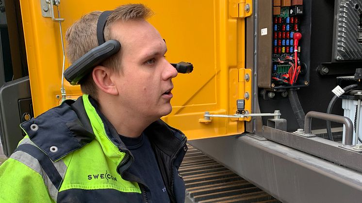 Jonatan Ericsson, servicetekniker hos Swecon i Västerås, testar handsfree-lösningen