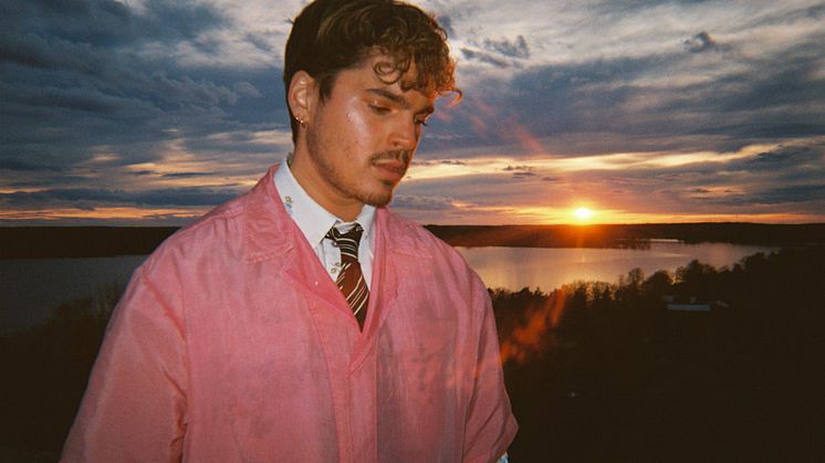 Oscar Zia släpper sommarhiten ”Vem bryr sig” från sitt kommande album