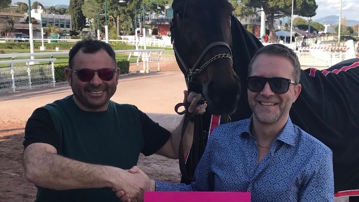 Allessandro Gocciadoro tar emot en elitloppsinbjudan av Anders Malmrot. Foto: Solvalla