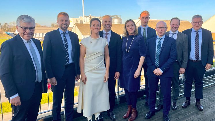  På billedet ses fra venstre:Jørgen H. Mikkelsen, Hans Damgård, Anne Kathrine Steenbjerge, Hans Bonde Hansen, Karen Hækkerup, Christian Pries Andersen, Jens Erik Kyed, Søren Dyssemark Knudsen og Søren Smalbro