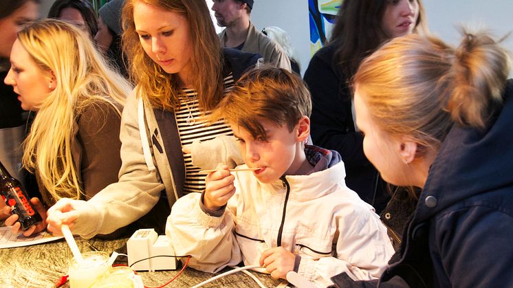 Love Svensson smakar honung med personalen på Fotografiskas restaurang.
