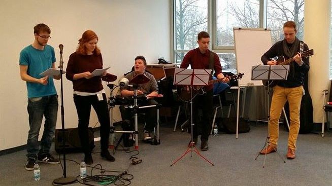 Musik und Kuchen für Bärenherz: Auszubildende der enviaM-Gruppe spenden für das Kinderhospiz