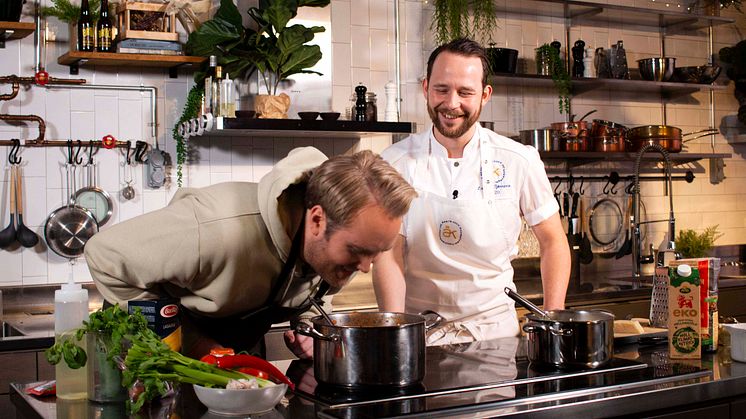 Programledaren Edvin Törnblom med Ludwig Tjörnemo, Årets Kock 2020