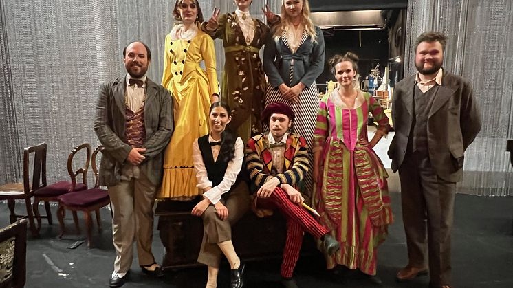 Operastudenter på SKH i samband med årets examensföreställning. Bakre rade fr.v. Nicklas Bjärnhall Prytz, Saga Fribyter, Ebba Lejonclou, Sandra Bendrik,  Främre raden fr. v. Clarice Granado, Mårten Wåhlström, Astrid Banck-Linderoth, Johan Gummesson.