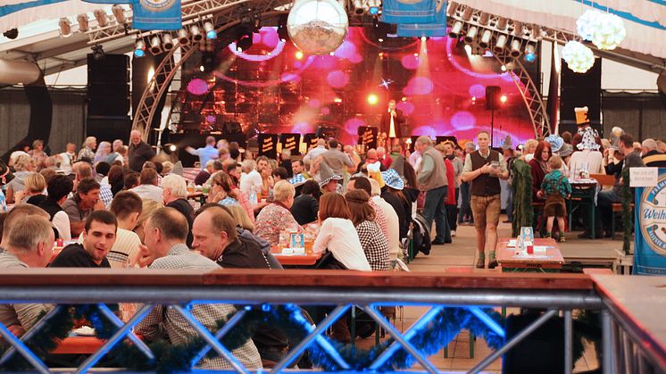 Beste Stimmung im großen beheizten Festzelt auf dem zentralen Campusgelände. © mobarcon