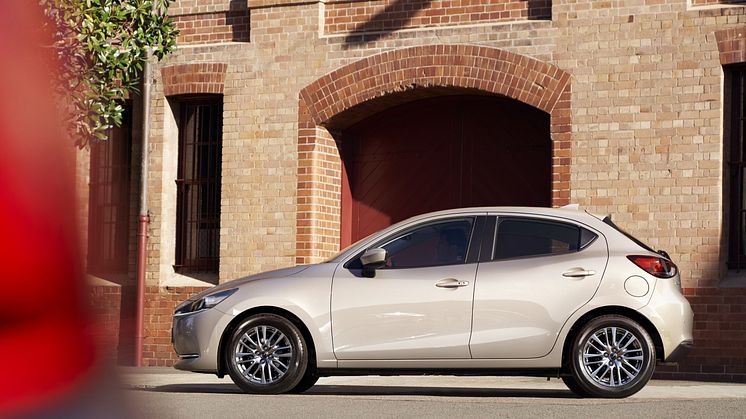 2022 års Mazda2 Cosmo i den nya färgen Platinum Quarts metallic