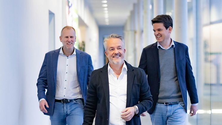 Freuen sich über ein neues Rekordjahr: v.l.: Fressnapf-Geschäftsführer Christian Kümmel, Unternehmensgründer und -inhaber Torsten Toeller sowie Geschäftsführer Dr. Johannes Steegmann - Foto: Fressnapf Holding SE/Yvonne Ploenes