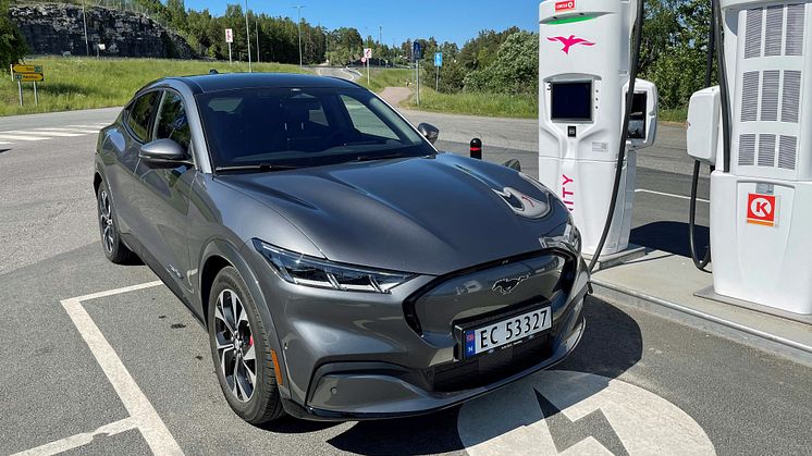 ​Nå kan du lade nye Mustang Mach-E uten app, ladekort eller SMS