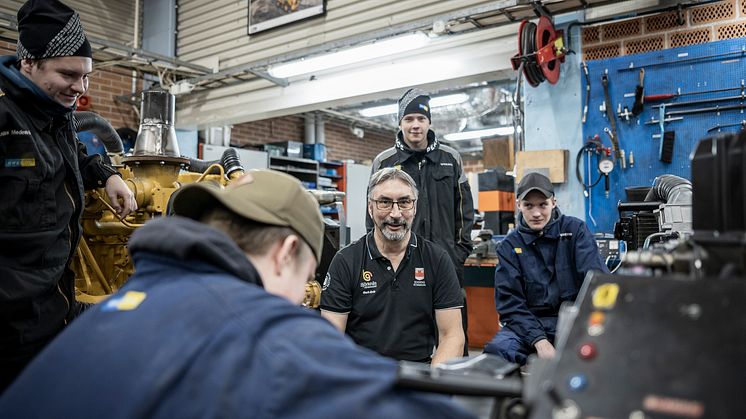 Bert-Erik Andersson med elever på Björknäsgymnasiet
