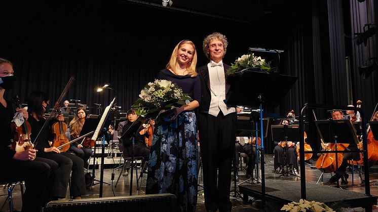 Freuen sich über ein gelungenes Konzert: Sopranistin Sophie-Magdalena Reuter, Dirigent Aldo Sisillo und die Nordwestdeutsche Philharmonie.