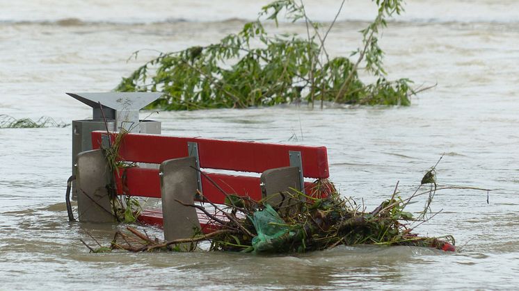 Hochwasser und Starkregen können Keller überfluten. Welche Versicherungen dann wichtig sind, erklärt die Gothaer.
