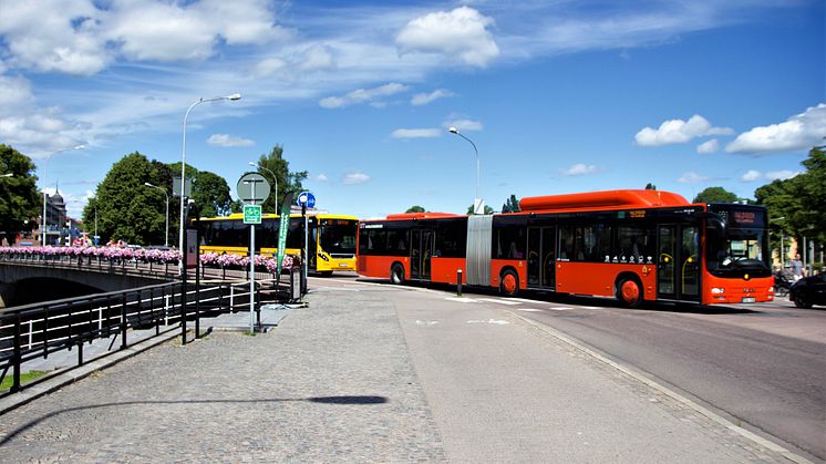 Ett körfält stängs av på Västra bron