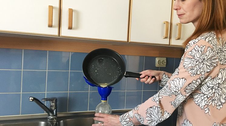 Jenny Johrin demonstrerar hur tratten ska användas.