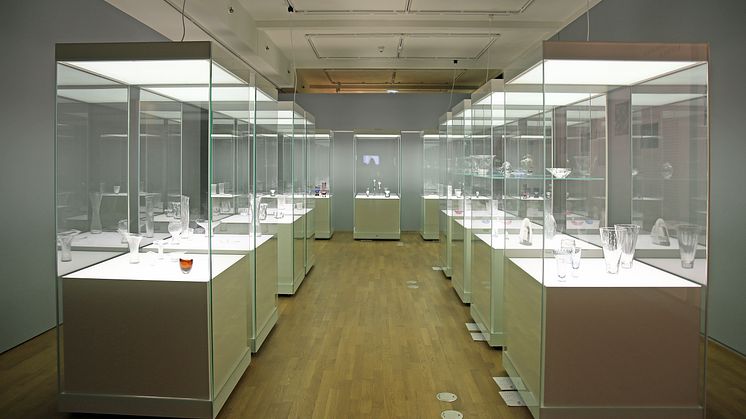 Blick in die Ausstellung "Finnisches Design - Glas und Silber" von Tapio Wirkkala"