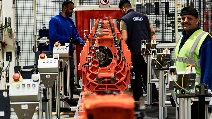 Feleannyi energiával működik a Ford új dízelmotor-gyártósora; az évente megtakarított vízmennyiséggel hét olimpiai úszómedencét lehetne megtölteni