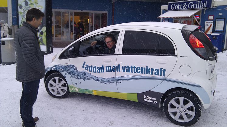 Nu invigs norra Europas första snabbladdningsstation för elbilar i Östersund. Under tiden dricker vi te.