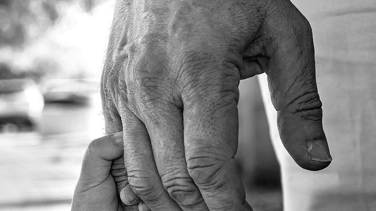 hands-ge3b63cc04_1920.jpg