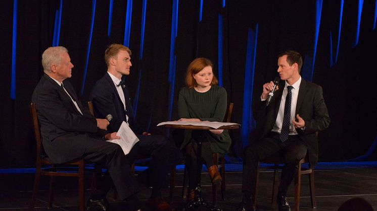 (v.l.) Moderator Dr. Helge-Heinz Heinker interviewt  Marcus Müller, Elisabeth Jaspersen (Geschäftsführung Kupfersaal GmbH) und Holger Engelhardt (Konzertmeister der Philharmonie Leipzig)
