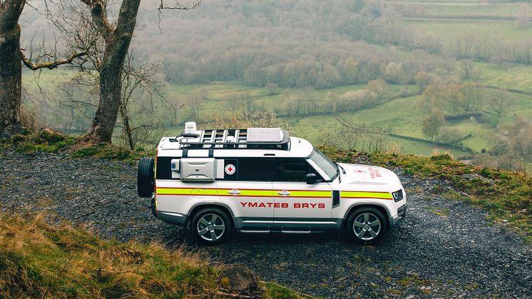 BRITTISKA RÖDA KORSET TAR DROTTNINGENS PLATINAJUBILEUMS-DEFENDER 130 I BRUK 