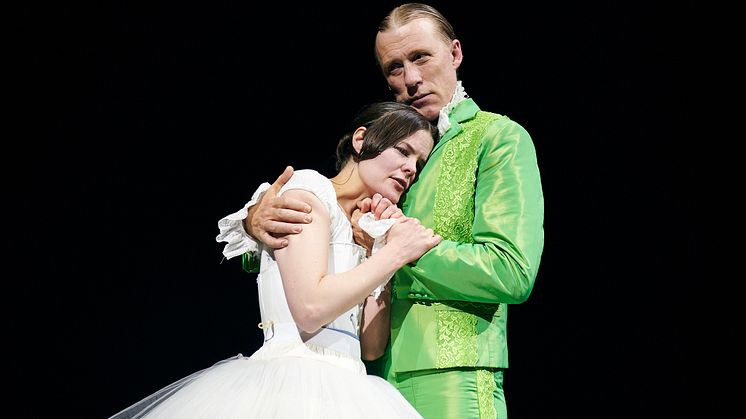 Kjersti Tveterås og Thorbjørn Harr på scenen i Nationaltheatrets oppsetning av Jane Eyre. Foto: Øyvind Eide