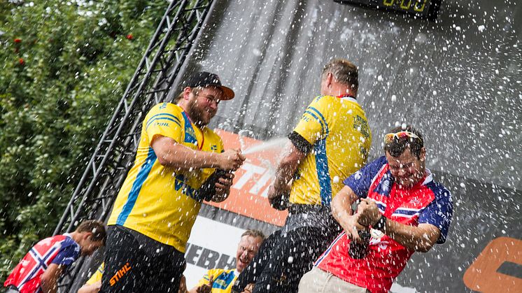 F.v: Calle Svadling, Hans-Ove Hansson og Ole Harald Kveseth feirer medaljene i nordisk mesterskap i STIHL Timbersports