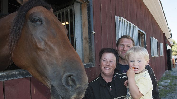 Ulrika Wällstedt med häst och familj