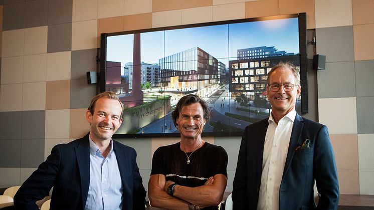 Dette er Byutvikling, kan Petter Stordalen fortelle! Her sammen med Andreas Jul Røsjø (t.v) konserndirektør Eiendom og Energi i AF gruppen og adm. direktør Eirik Thrygg (t.h) i Höegh Eiendom