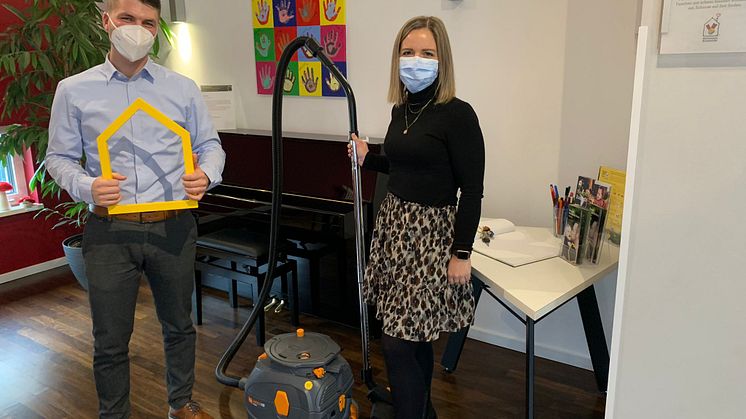 Dominik Kowatsch, Junior Account Manager Diversey und Sabrina Berens, Assistentin Ronald McDonald Haus Mainz