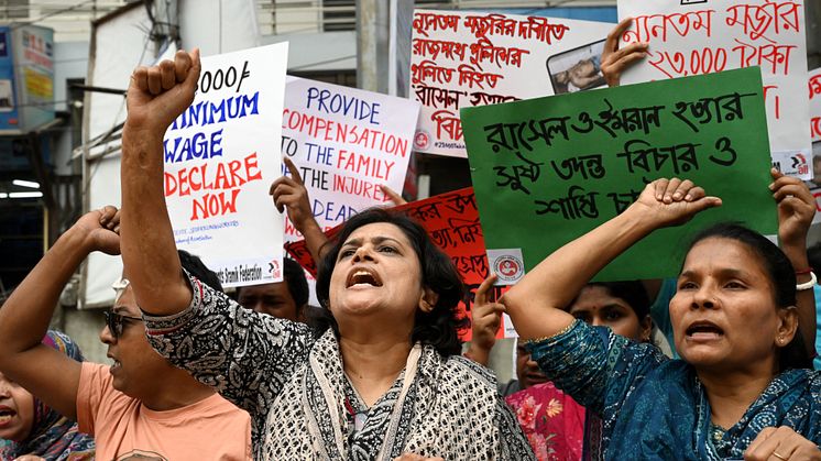Textilarbetare protesterar och kräver högre minimilöner i Dhaka, Bangladesh, 2023. Foto: Shutterstock