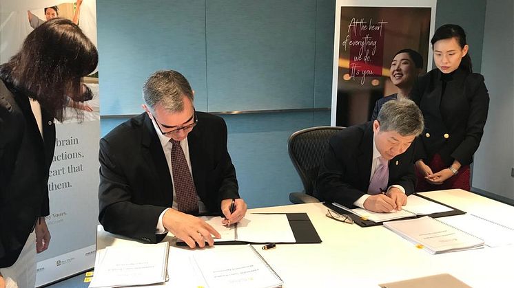 Pan Pacific Hotels Group’s CEO Mr Lothar Nessmann (left) and and Phachara Suites Co. Ltd’s Mr Thanin Laohapiengsak (right) at the signing of PARKROYAL Suites Bangkok
