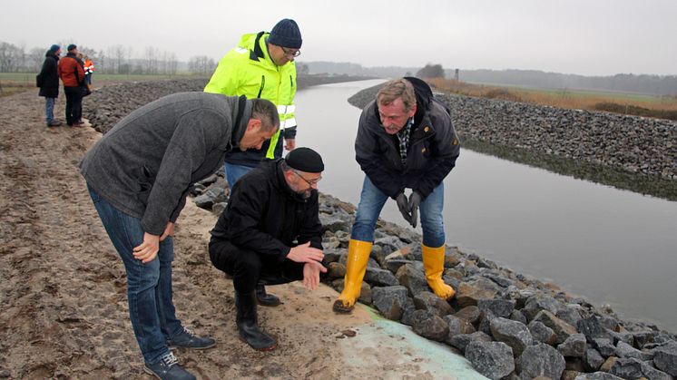 André Nedlin, Amtsdirektor Biesenthal-Barnim (l.), Barnims Landrat Daniel Kurth und Frank Krüger vom Landesamt für Umwelt überprüfen die neue Dichtung im Werbellinkanal. Foto: Pressestelle LK Barnim/Oliver Köhler
