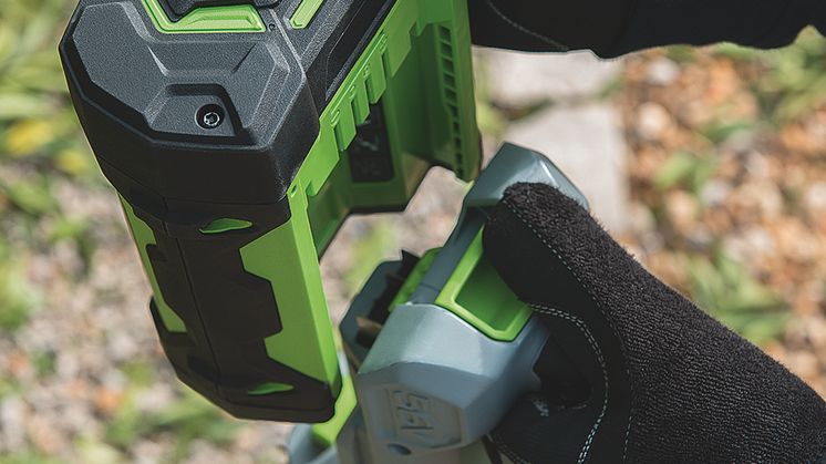 EGO Power+ 56V Batteridriven motorsåghäcksax Ladda-tryck på knappen