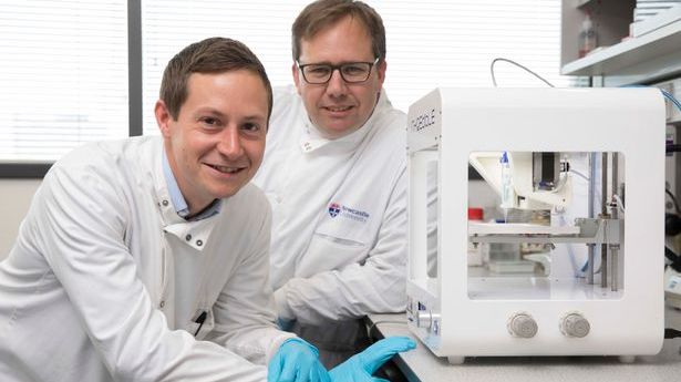 Forskarna Dr. Steve Swioklo och Prof. Che Connon vid Newcastle Univeristy, som lyckades med att 3D-printa hornhinnan (Foto: Newcastle University / John Millard) 