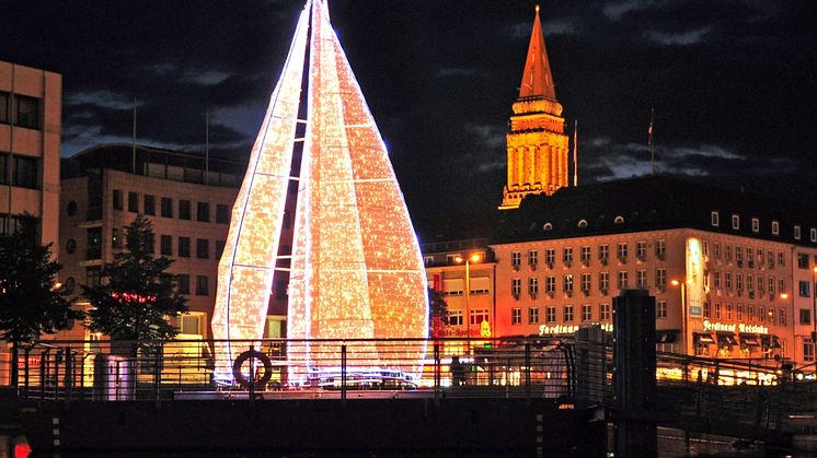 Auch die Winterbeleuchtung in Kiel ist maritim - Lichtsegelbaum